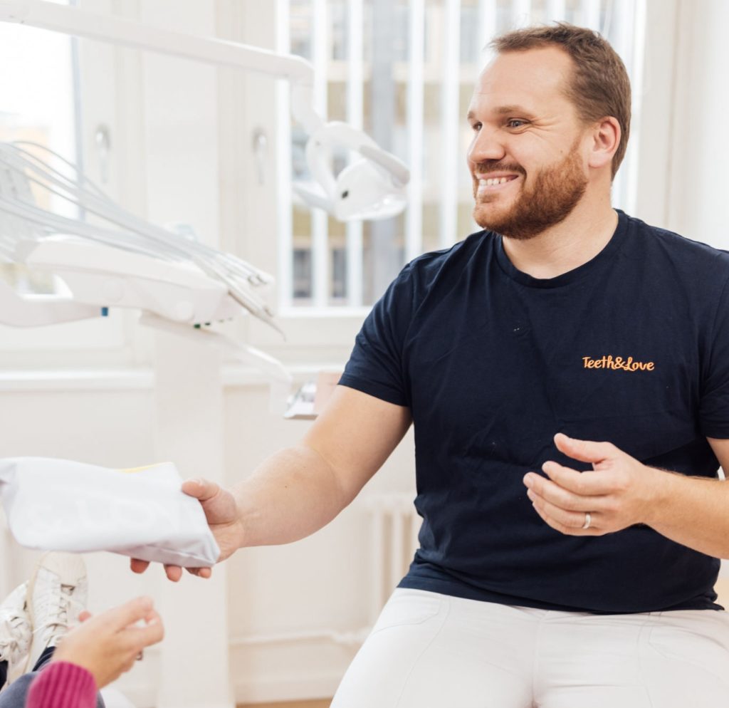 Dentiste s'apprêtant à poser un bridge dentaire à la CHD