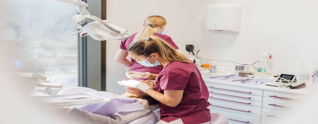 CHD Lausanne : dentiste réalisant un soin